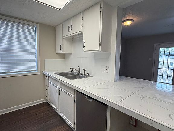 4th image of 2501 Oak Park Blvd