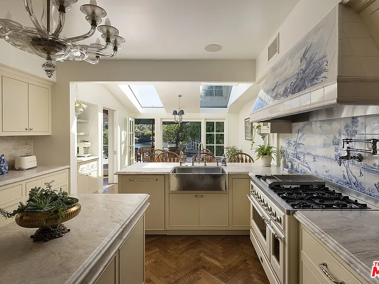 10030 Toluca Lake Ave — Photo 16