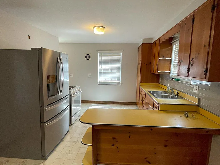 425 James Ave — Photo 5