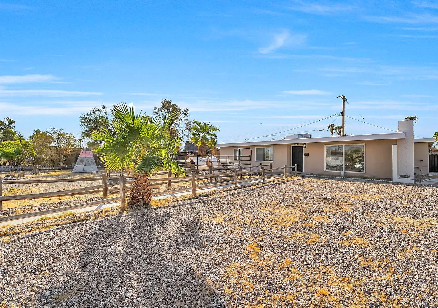 Spacious Single-Story Home on an Expansive Lot Near Central Las Vegas! — Photo 2