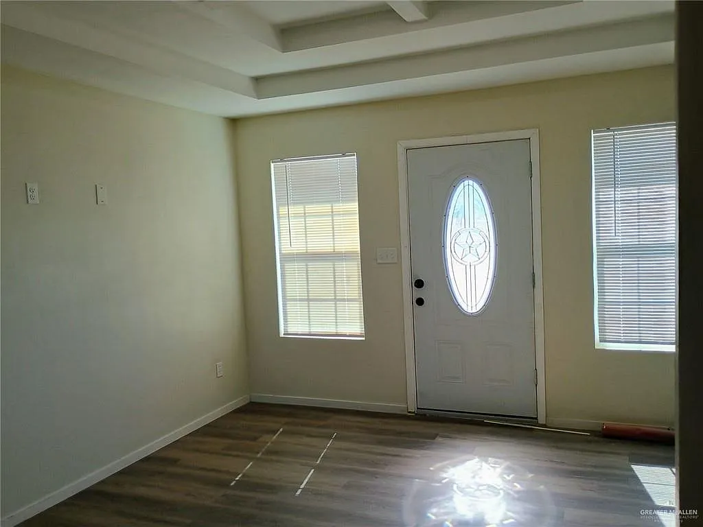 3 bed, 2.0 bath, 1040 sqft, $1,250 — Photo 2