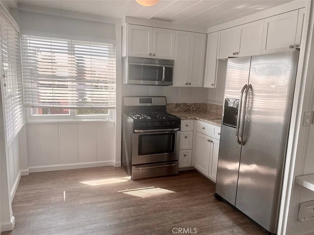 Studio, 400 sqft, $2,950 — Photo 4