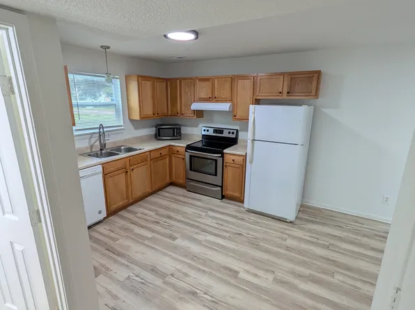 3902 Overland Cir, Lawrence, KS 66049