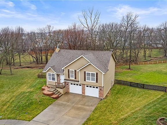 3rd image of 302 Amesbury Dr