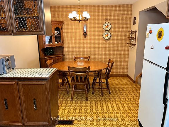 5th image of 34 Rutherford Ave