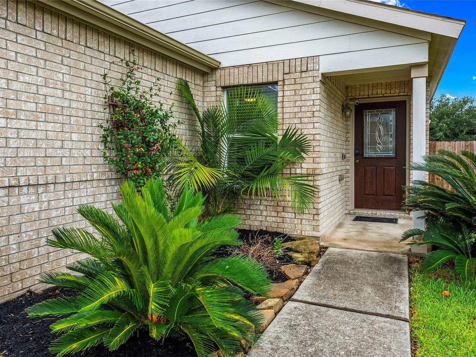 3 bed, 2.0 bath, 1392 sqft, $1,900 — Photo 2