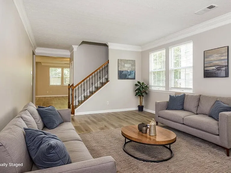 2110 Valley Creek Dr — Photo 4