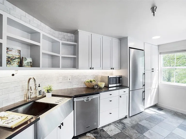 490 Madison Ave N #201 — Photo 4