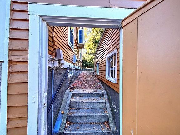 Street entrance into backyard/unit entrance