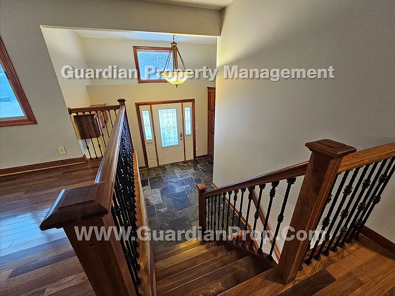 3335 Urbandale Ln N — Photo 3
