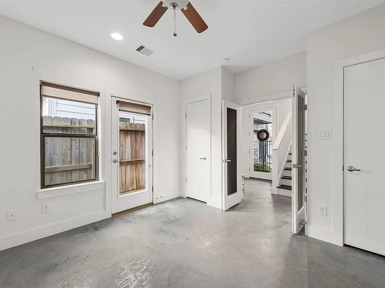 6127 Clyde St #B — Photo 8