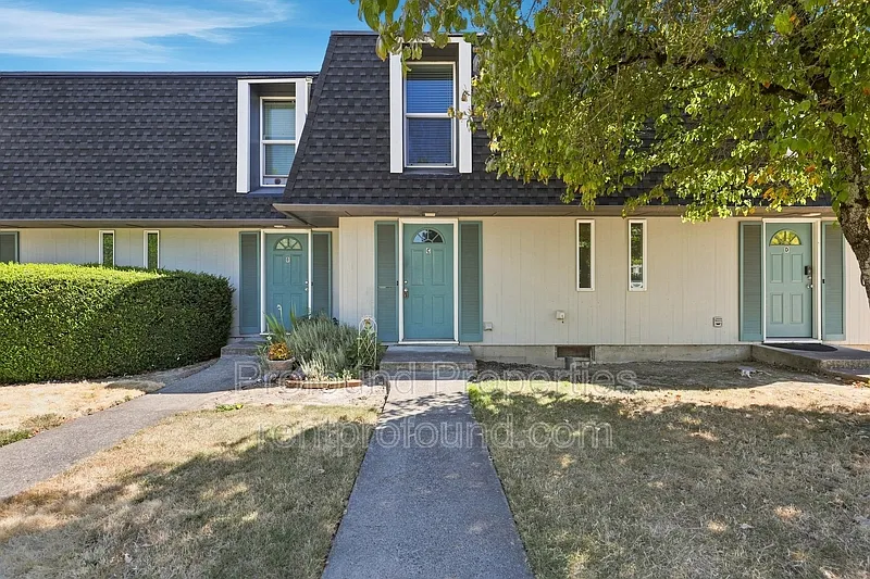 2 bed, 1.5 bath, 1010 sqft, $1,745 — Photo 2