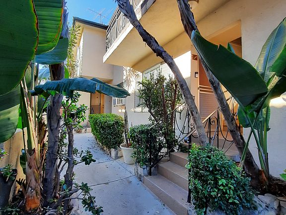 2nd image of 915 N San Vicente Blvd