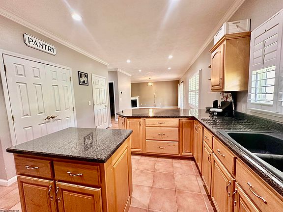 5th image of 214 Evergreen Dr