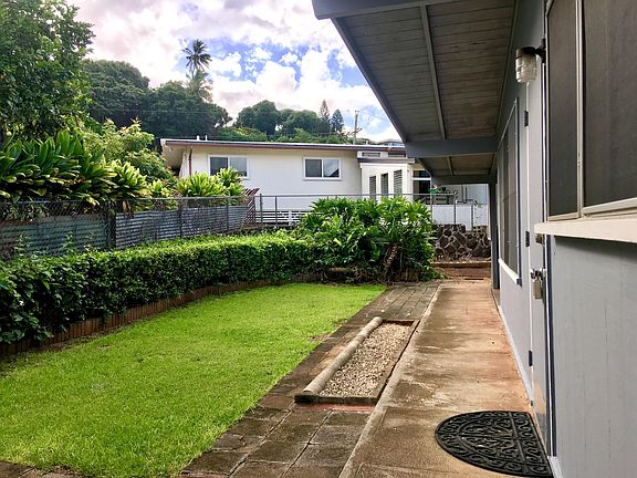 Large useable side yard, great for barbecues and relaxing at sundown