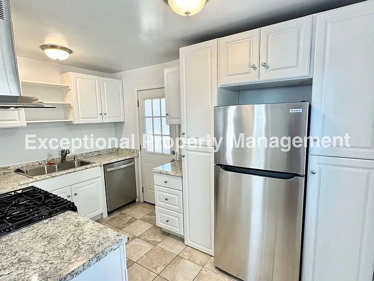 920 N Western Ave — Photo 4