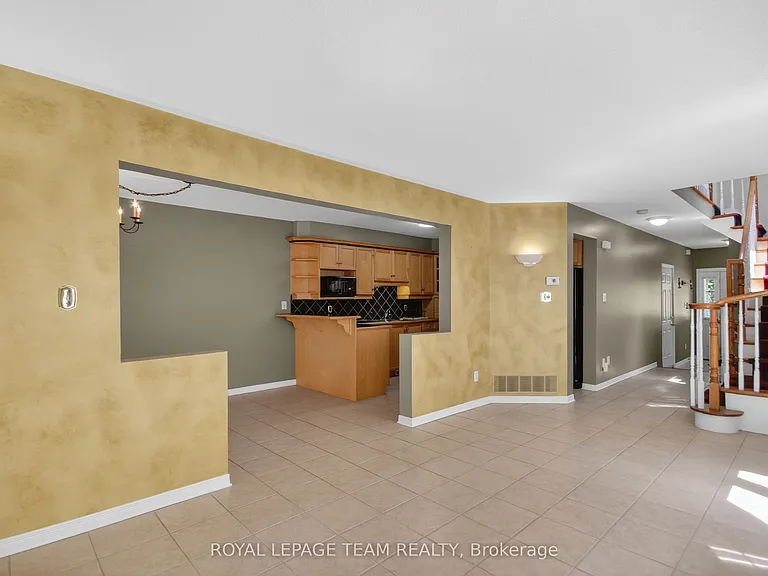 32 Riverstone Dr N — Photo 11