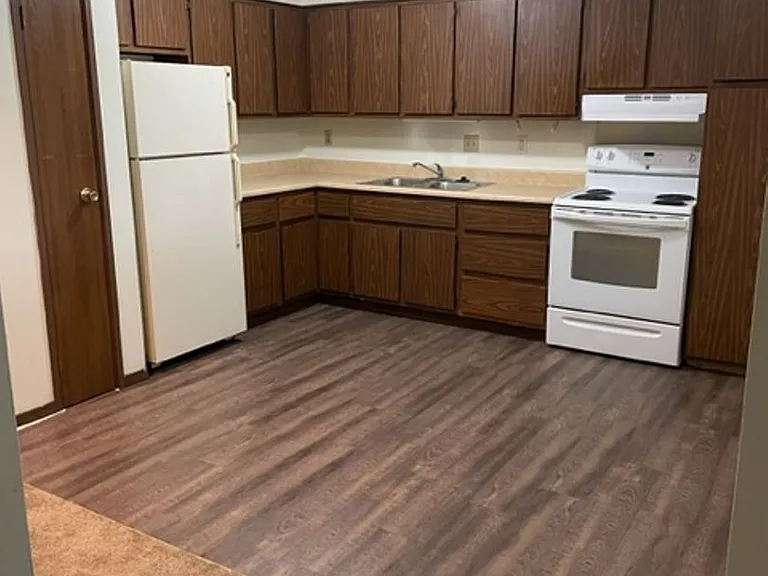 N114W16045 Sylvan Cir — Photo 11