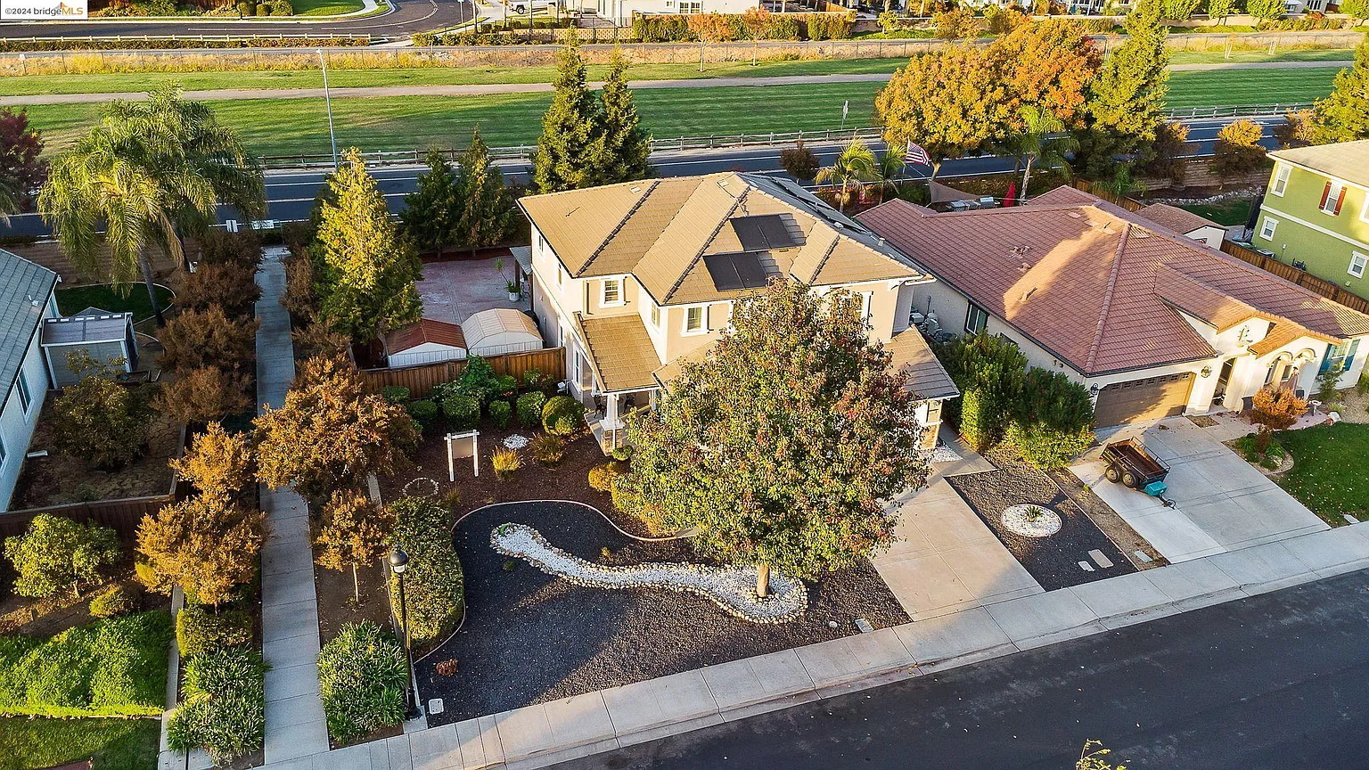 1121 Lavender Dr photo 1
