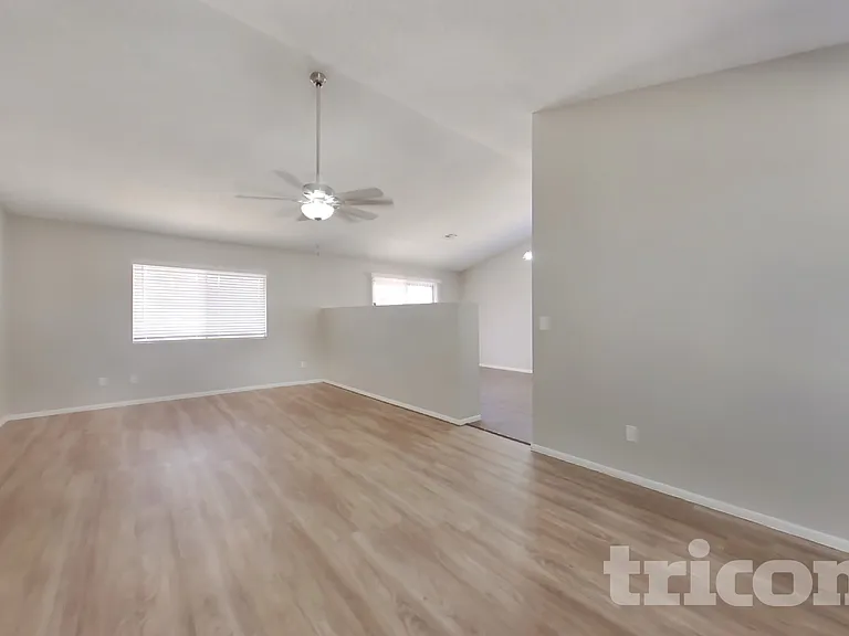 1010 W Blackhawk Dr — Photo 2
