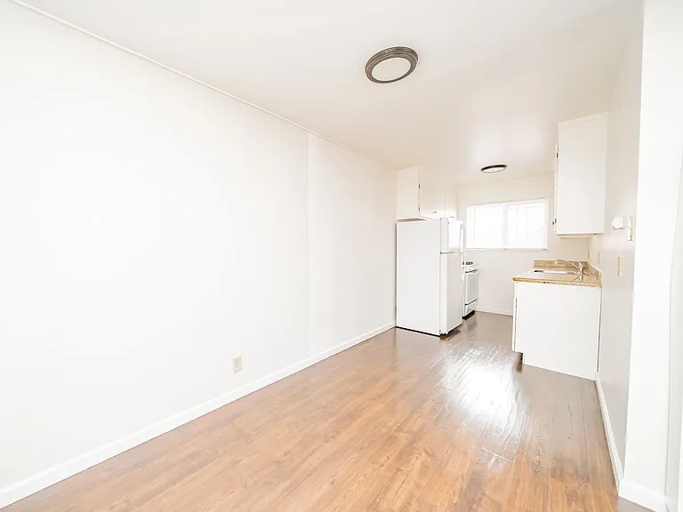 9309 Bancroft Ave — Photo 8