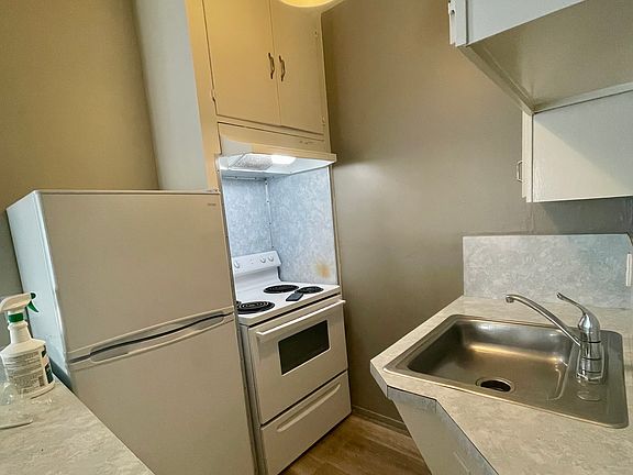 Kitchen with breakfast bar