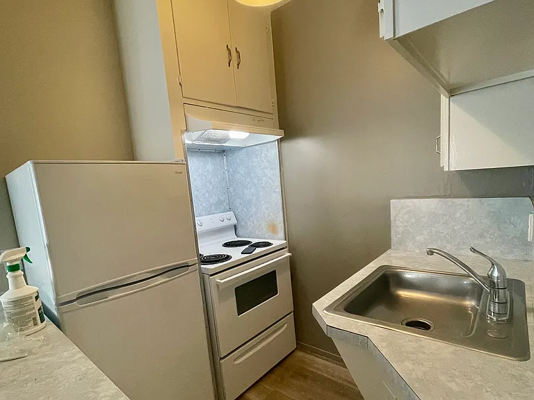Kitchen with breakfast bar