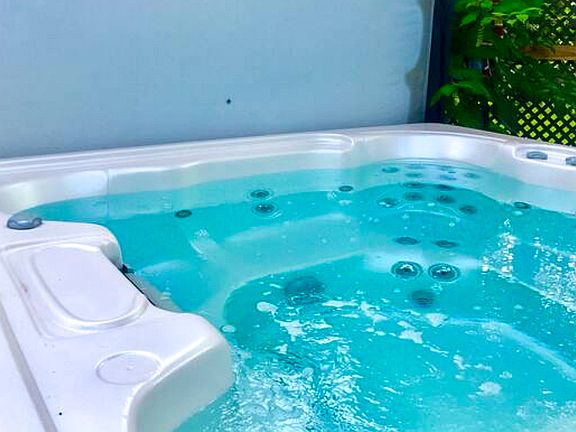 8 Person Hot Tub Daytime photo
