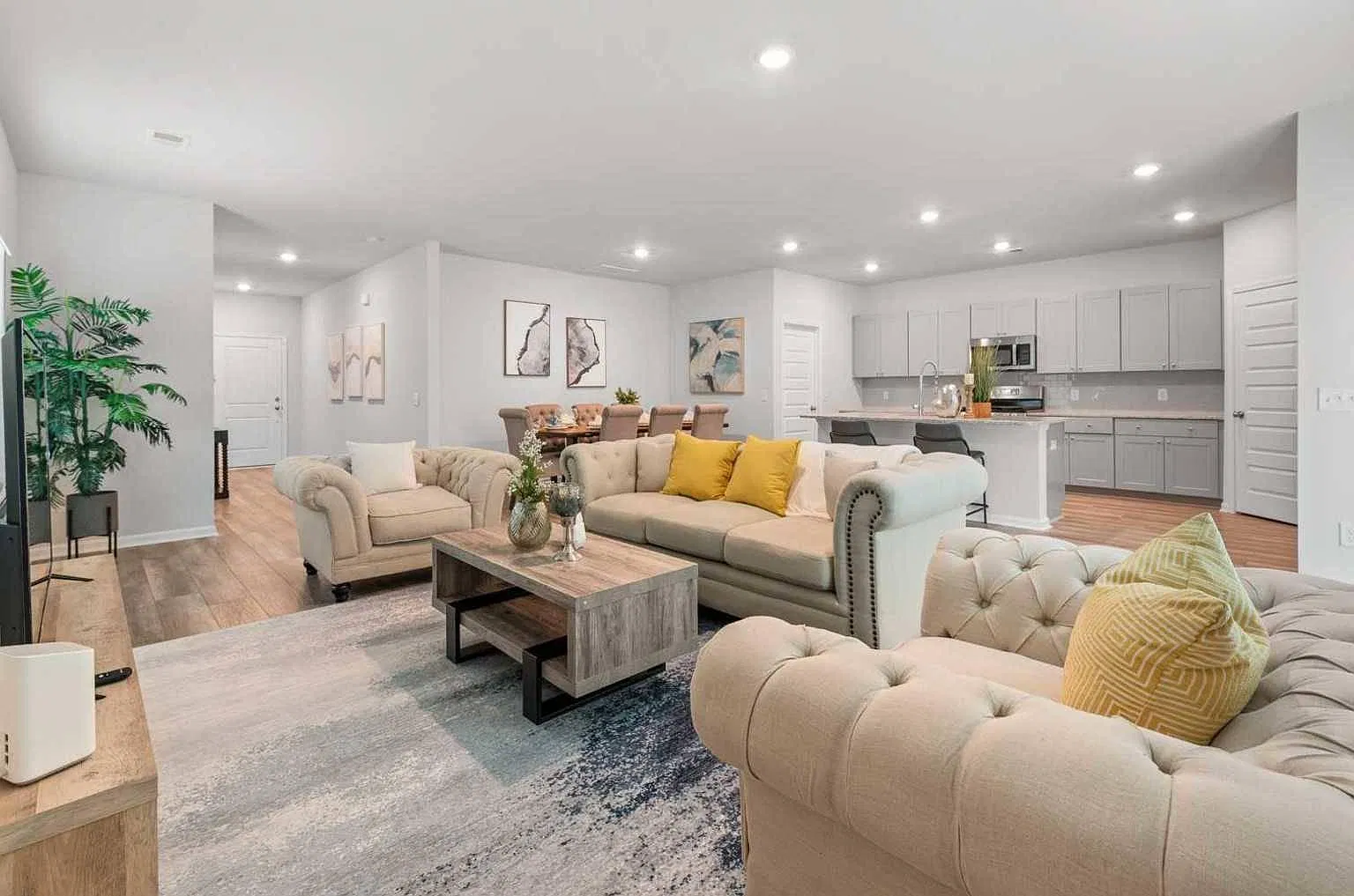 5 bed, 2.5 bath, 2995 sqft, $6,300 — Photo 1
