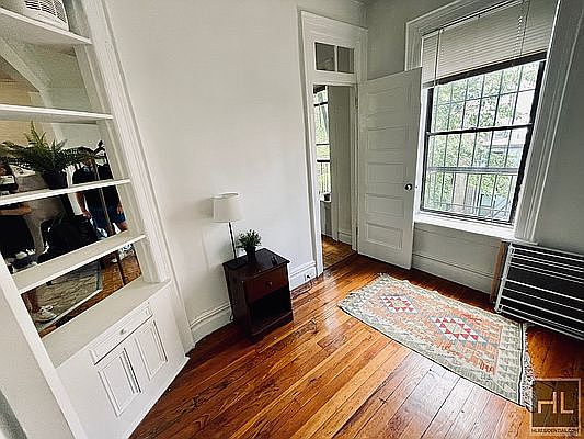 3rd image of 438 W 45th St APT 4R