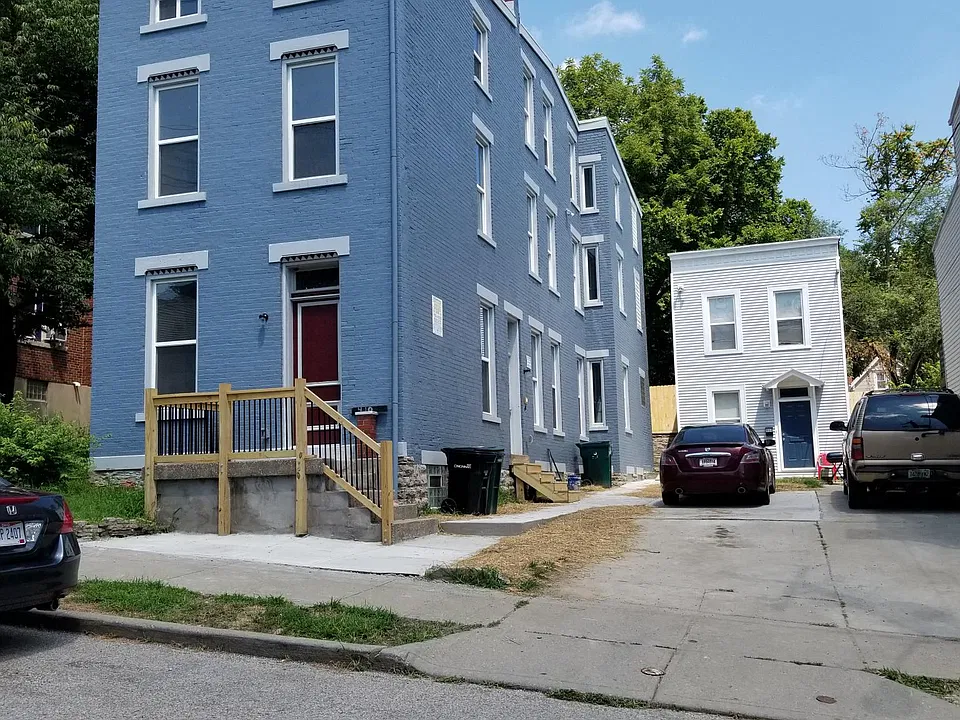 410 Warner is the darker blue building. Parking on the left