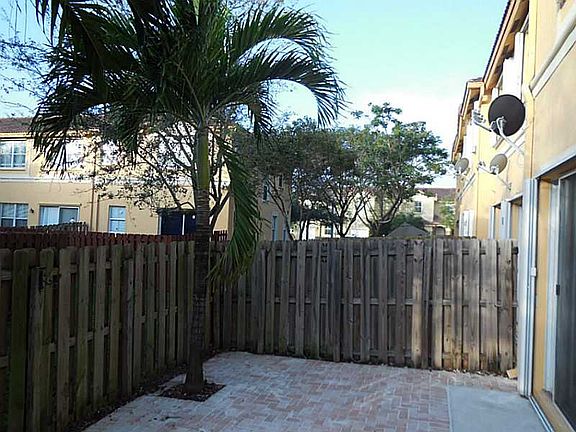 4th image of 10832 NW 79th St