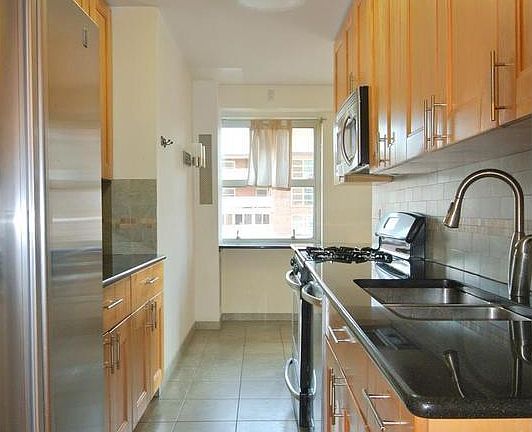4th image of 90 La Salle St APT 18D