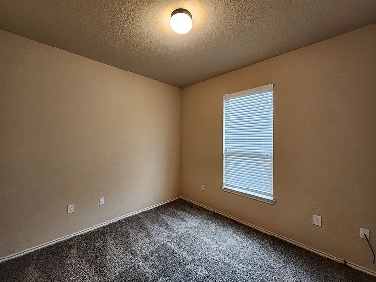 712 Creekside Cir — Photo 25