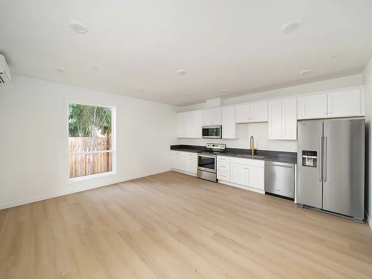 6063 NE Simpson St #60 — Photo 2
