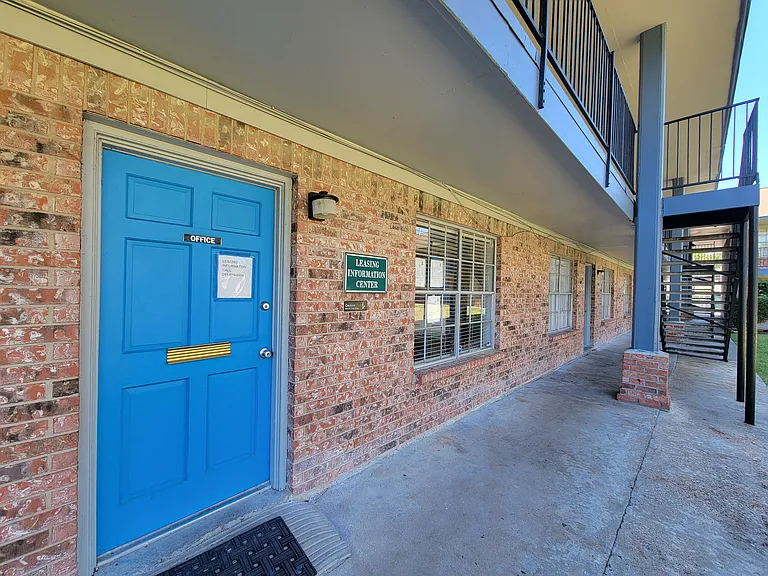 COURTYARD PARK APARTMENTS — Photo 54