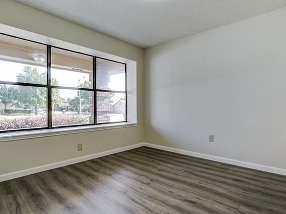 5th image of 904 Galaxy Dr
