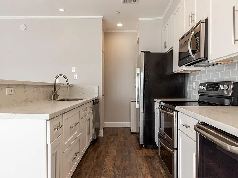 401 Lakeside Ln #111 — Photo 9
