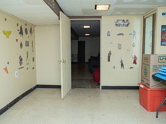 5th image of 5011 W Saint Paul Ave
