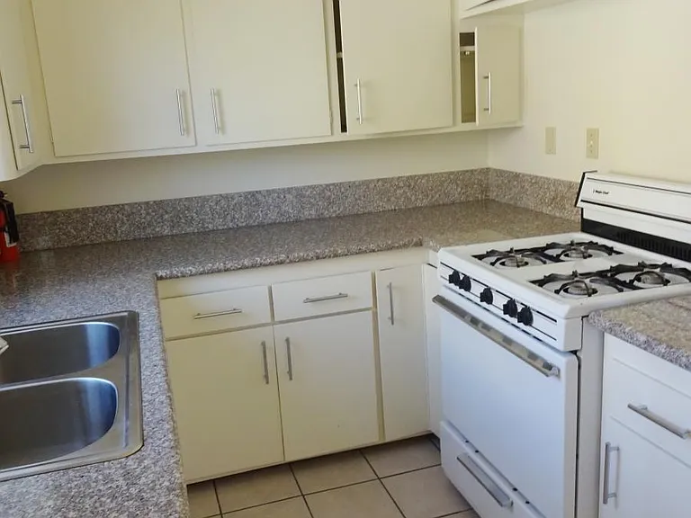 91 N Mar Vista Ave #9 — Photo 2