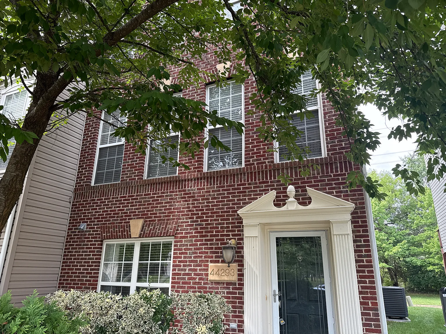3 bed, 2.5 bath, 2060 sqft, $3,000 — Photo 1