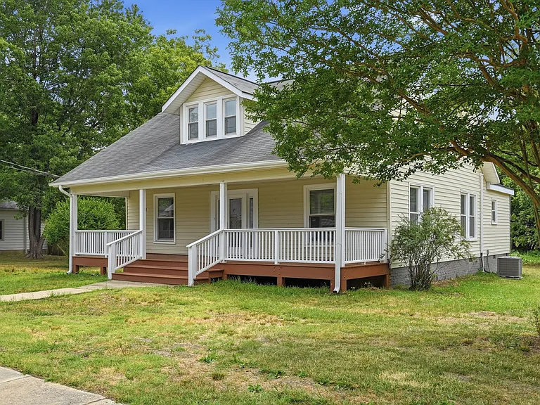 716 Everett St — Photo 2