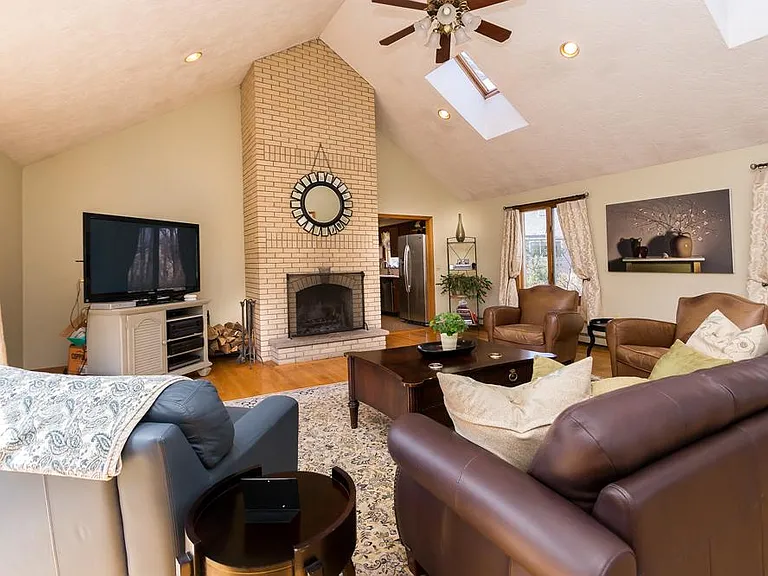 135 Lauricella Ln — Photo 7