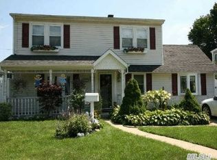 215 Center Ln, Levittown, NY 11756