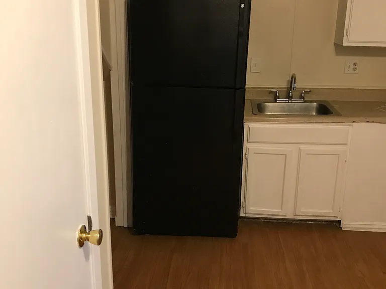 1121 Houston Dr — Photo 1