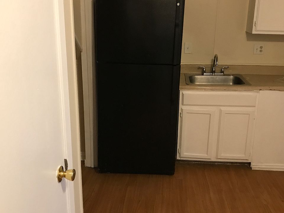 1st image of 1121 Houston Dr