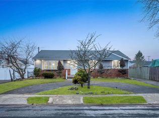 12 W Granada Ave, Lindenhurst, NY 11757