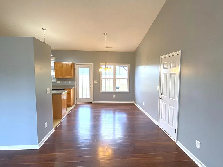 125 Hardin Dr — Photo 3
