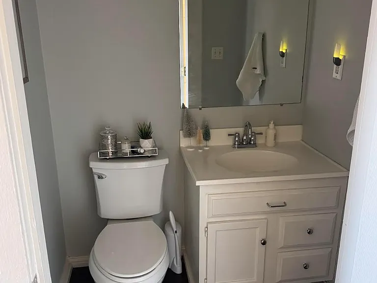 136 Wilber Ave — Photo 10