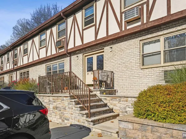 89 Treetop Ct, Bloomingdale, NJ 07403